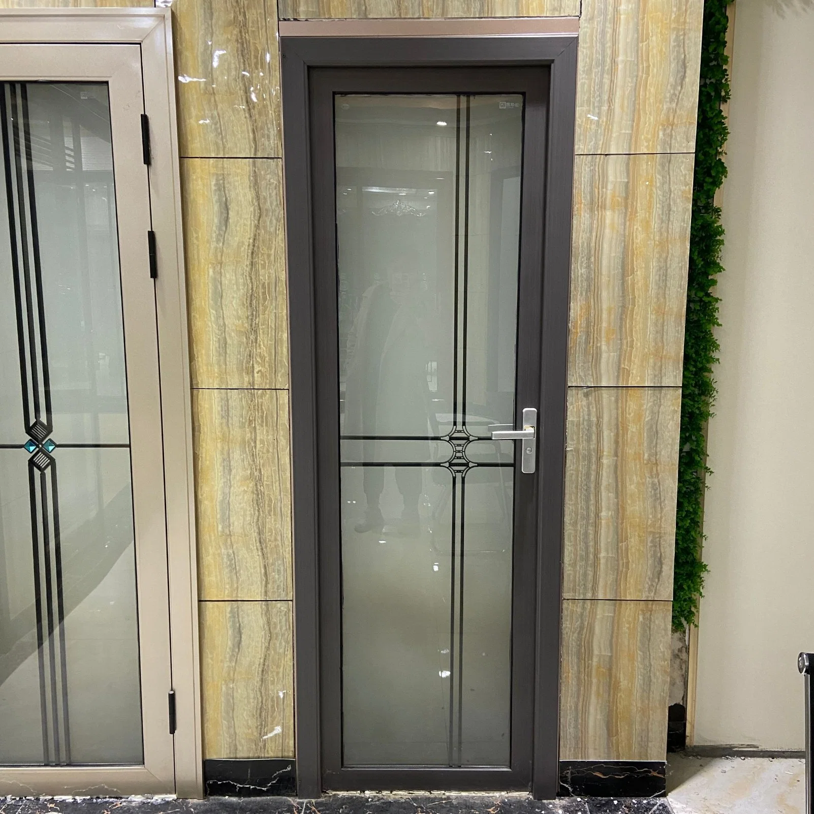 China la puerta de cristal de la puerta de Aluminio Metal en Anodize Champagne, revestimiento de polvo marrón doble vidrio y plástico en la puerta de baño de flores