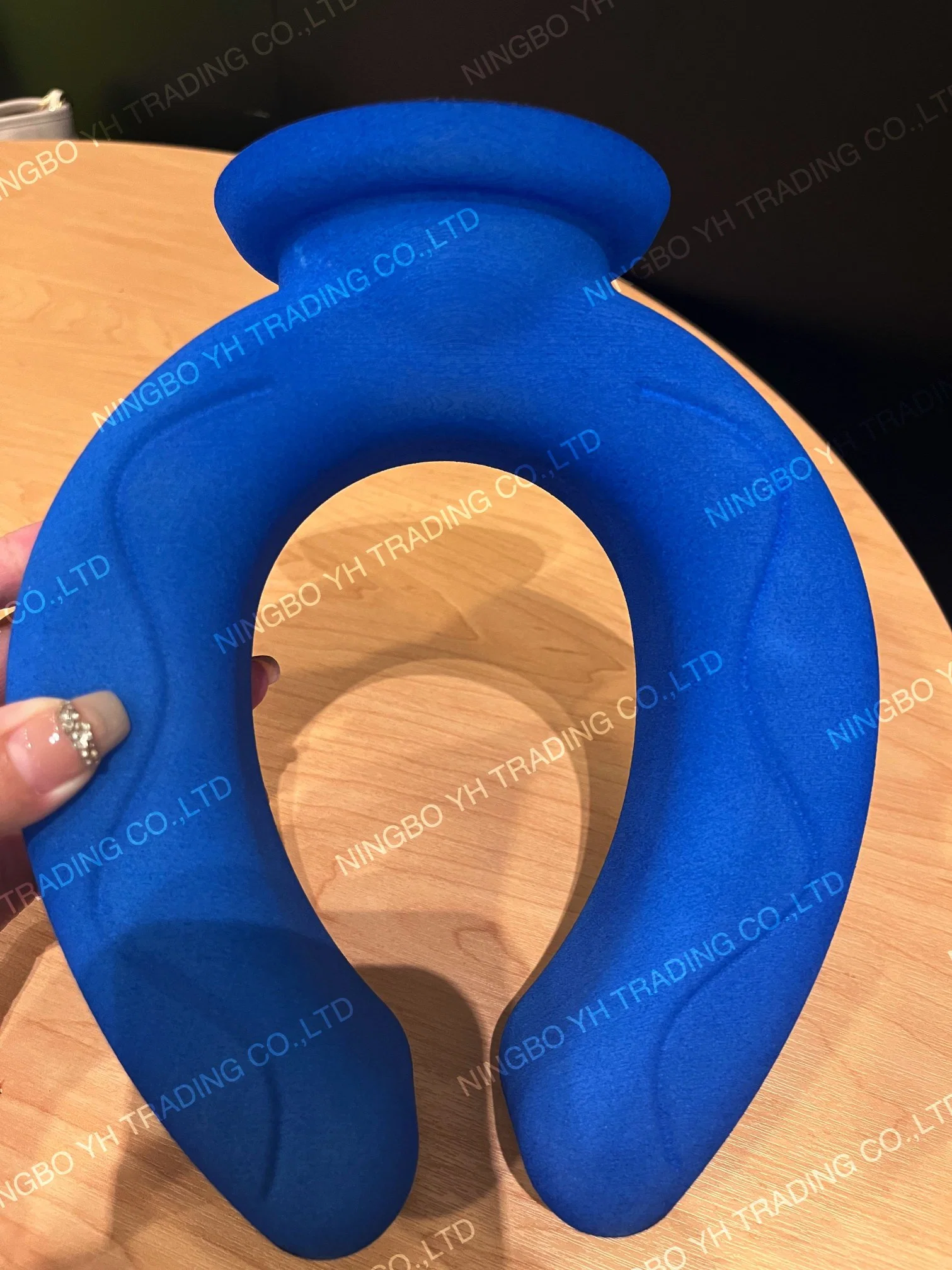 Venta en caliente Nuevo producto de I+D cuello en forma de U alrededor de Color-Cambio de agua caliente bolsa para el cuello de compresión caliente, columna cervical y rodillas