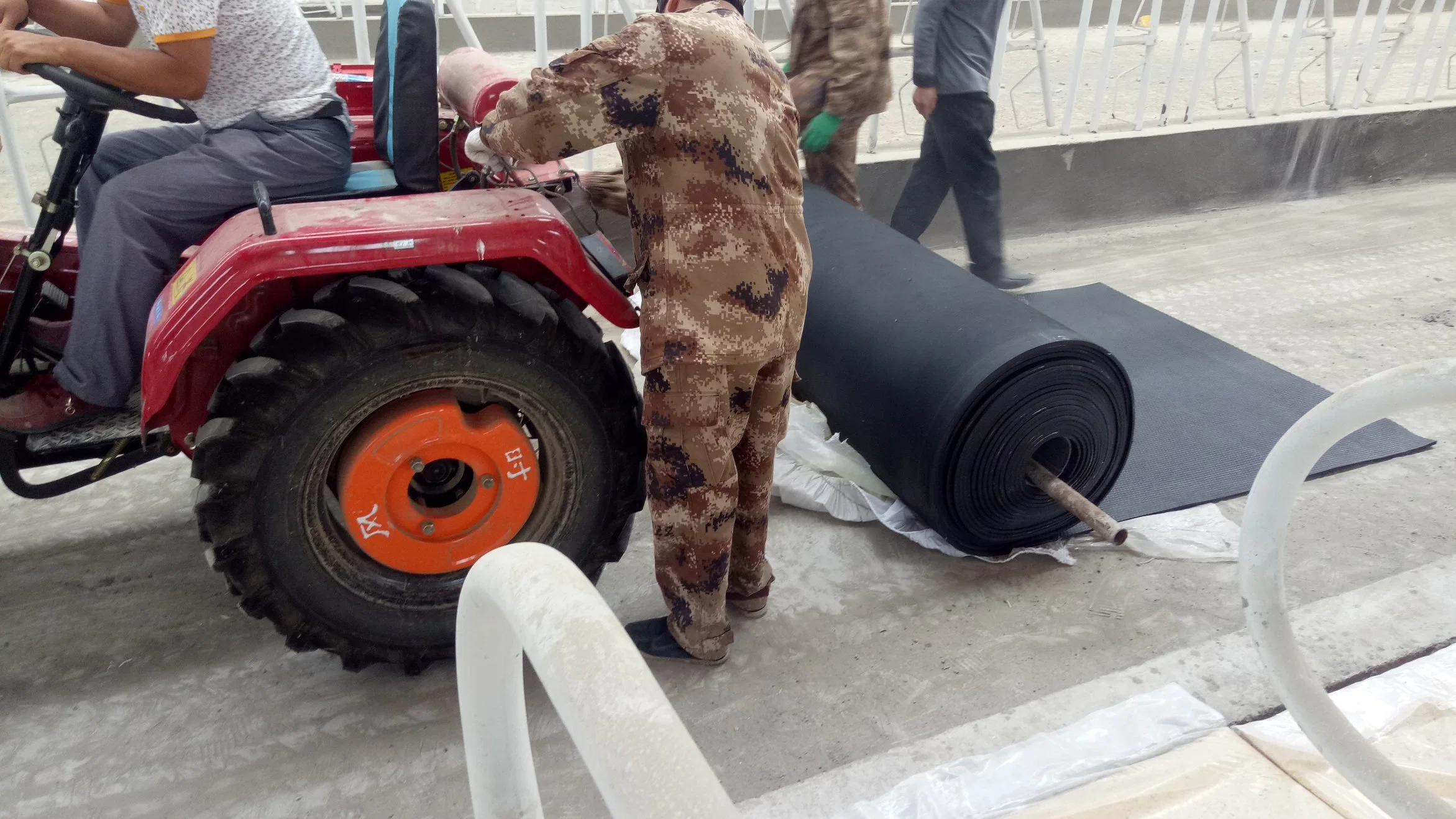 Una buena calidad de la vaca de goma pisos de la ganadería de calado alfombrilla con 5-10 años de vida