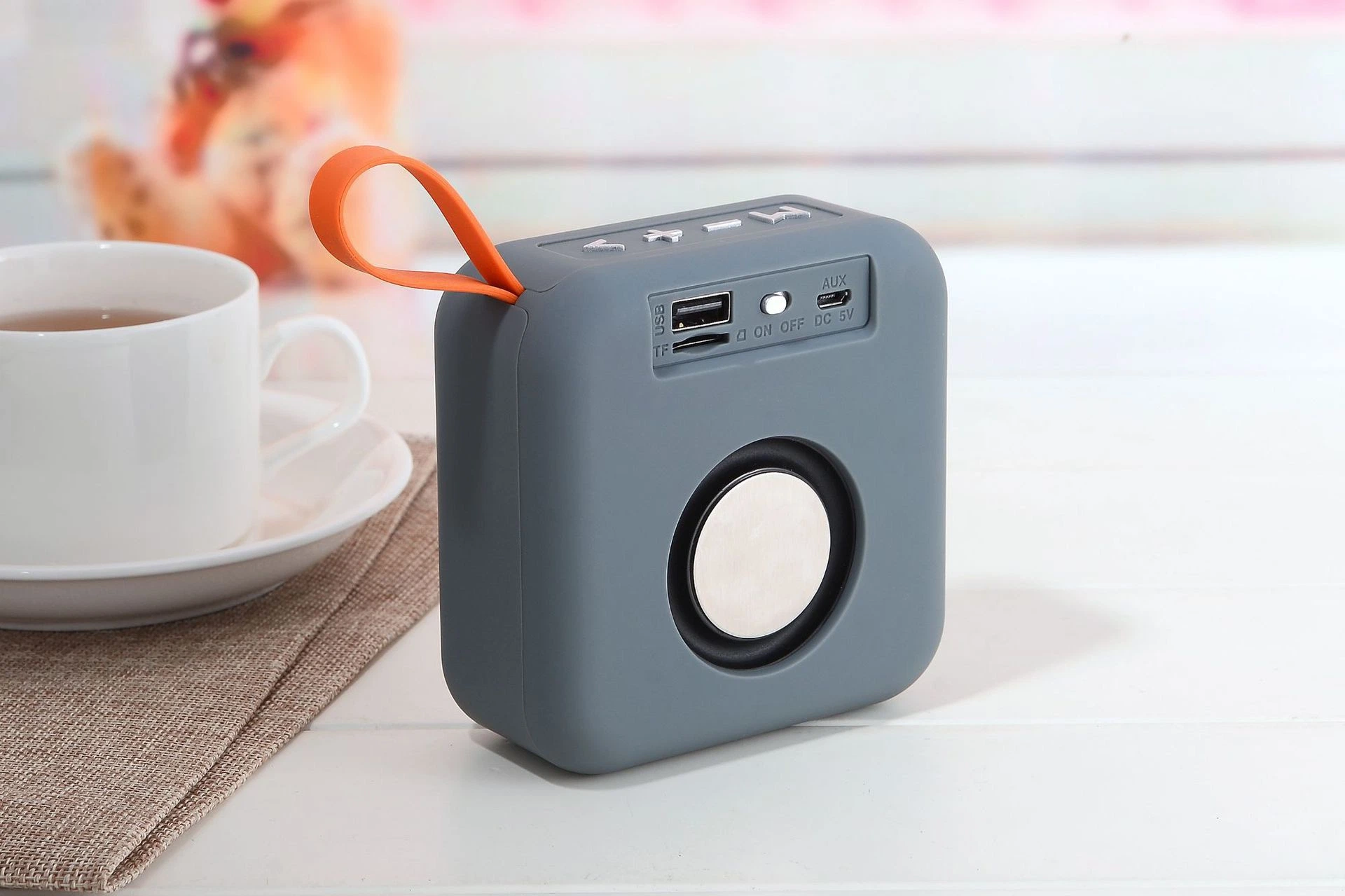 Outdoor Portable Speaker Blue Tooth Speaker Fashion Energy Saving Car Player Connected with USB TF FM