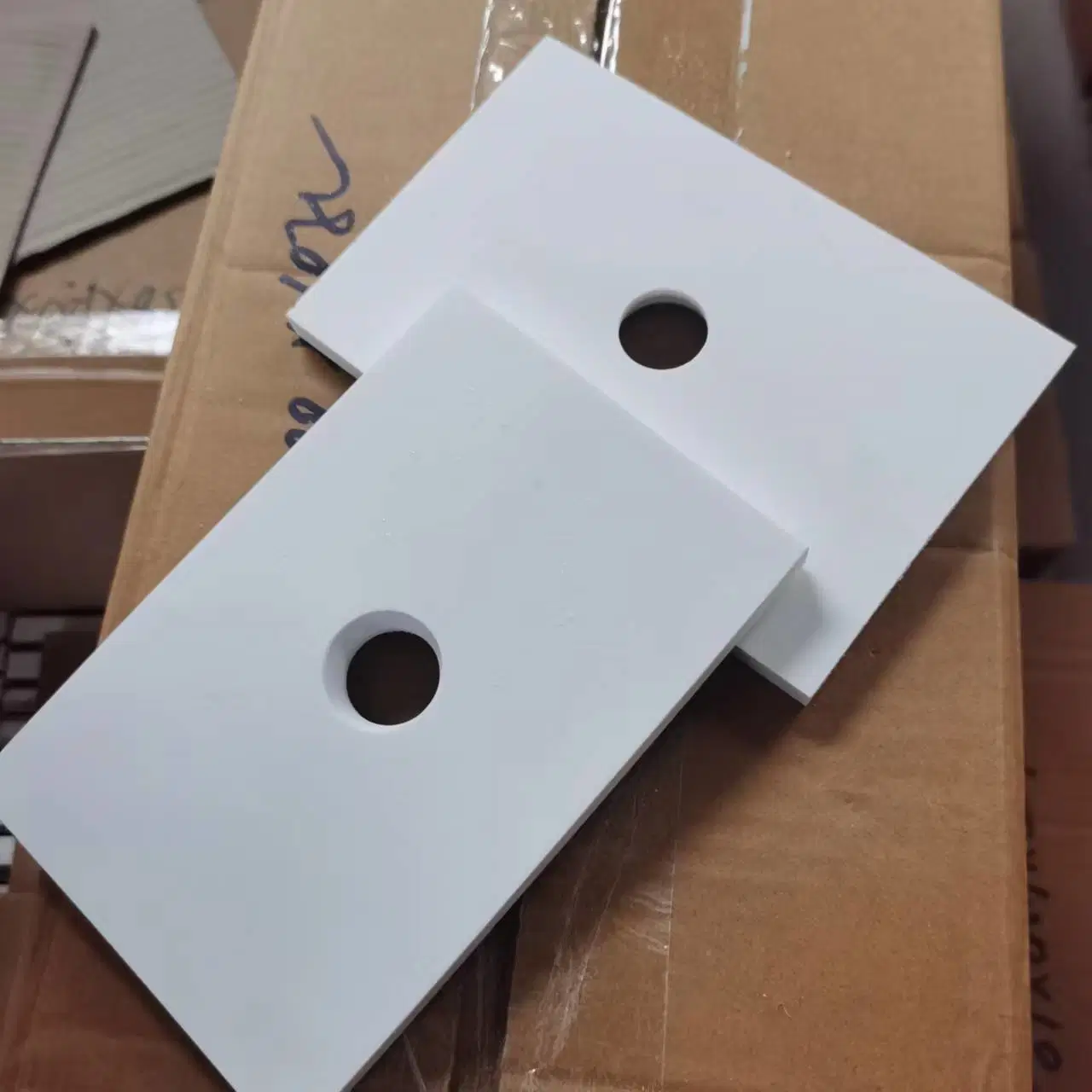 Large Supply of 100*100*10 Hole Alumina Ceramic Plate Bolt Hole Ceramic Plate Large Supply of 100*100*10 Hole Alumina Ceramic Plate Bolt Hosupport Customization