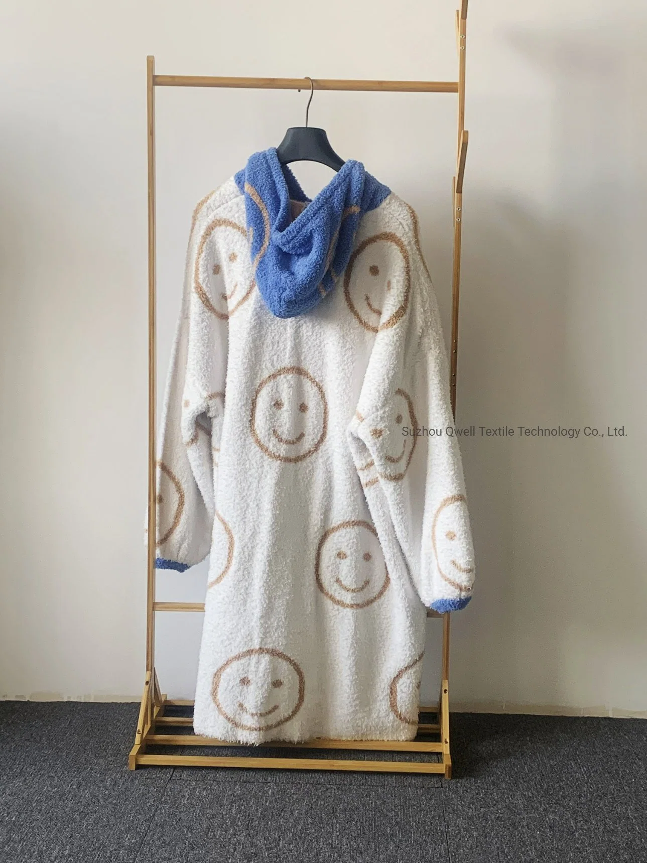 China 2023 New Design Super Soft 100% Polyester Microfiber Knitted Oversized Decoration Hoodie Blanket