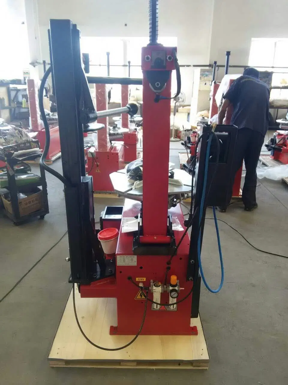 Auto Tire Changing Equipment Vehicle Equipment with Helper Arm