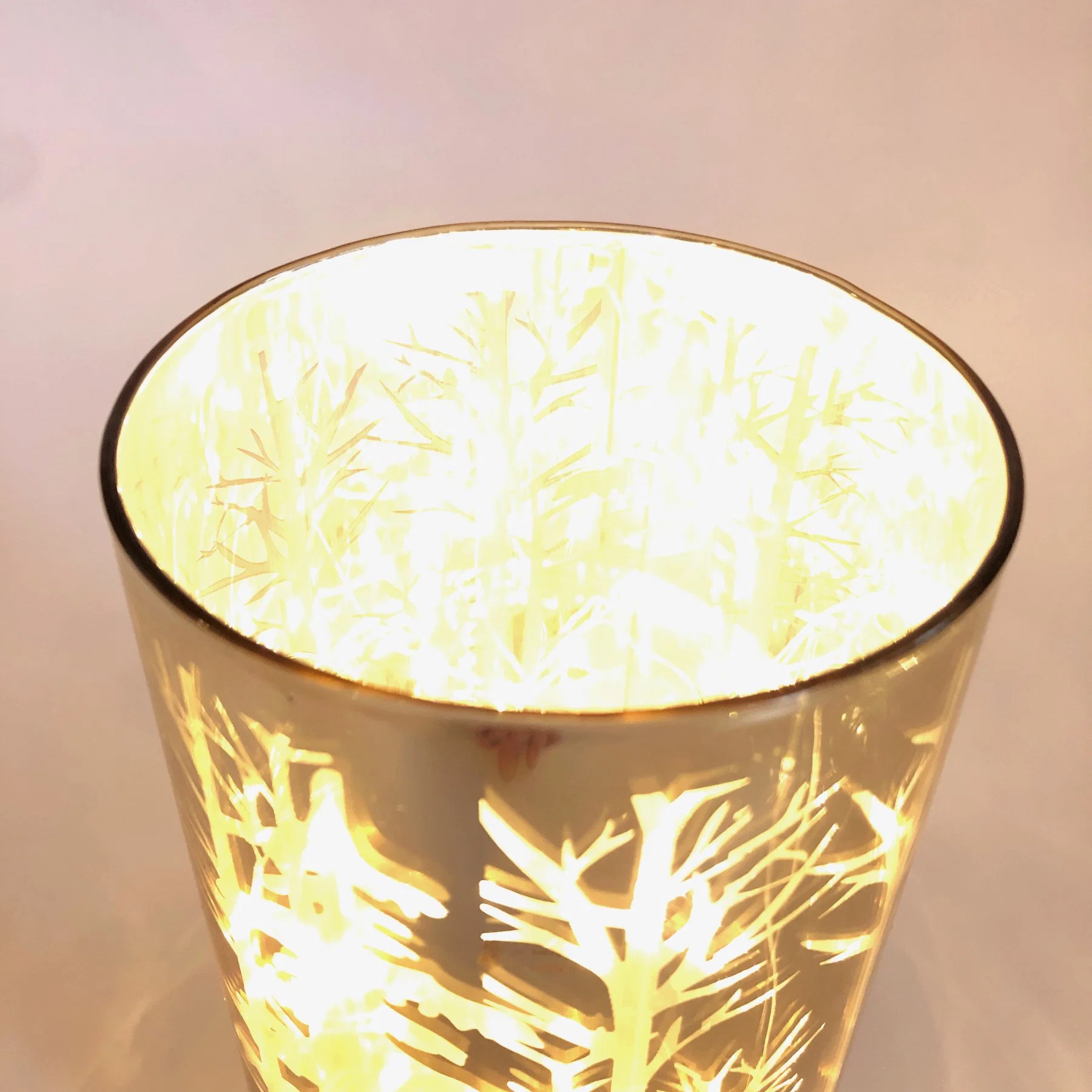 Weihnachtskerzenhalter aus goldenem Metall und Glas mit LED-Licht Für die Dekoration zu Hause