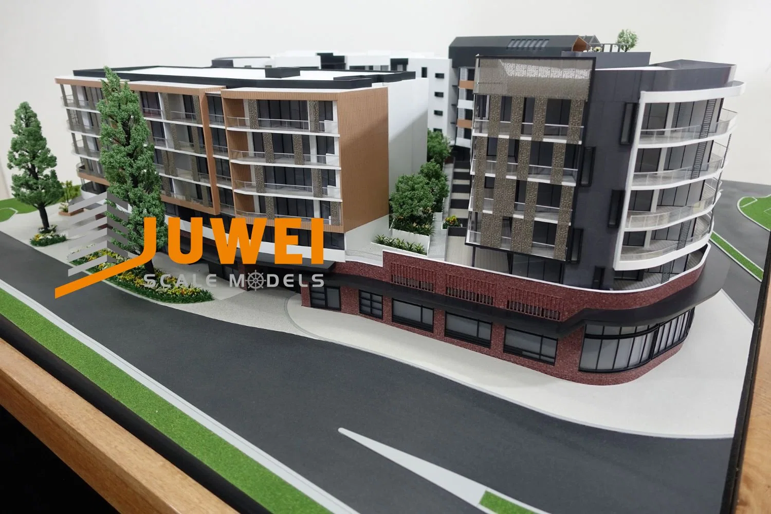 Architectural Scale Model Builder of Commercial Building with Wooden Base (JW-73)