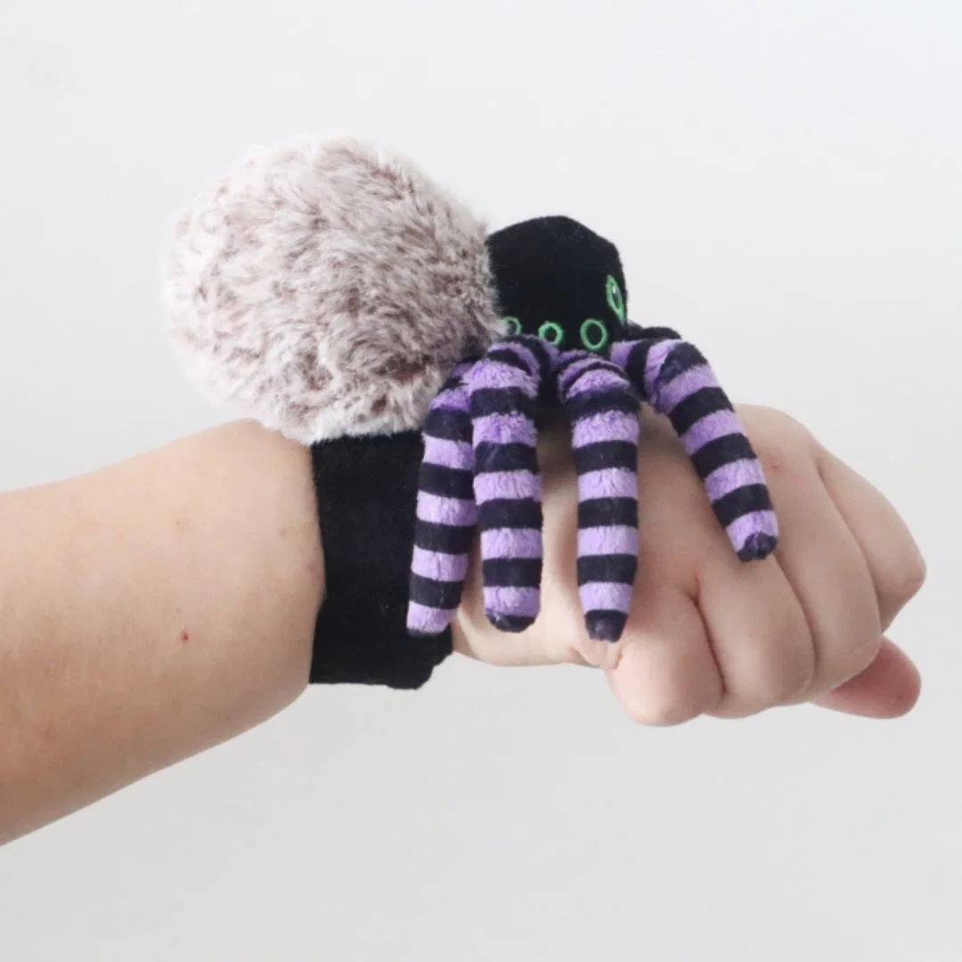 Bracelet de poignet en peluche pour enfants personnalisé Slap Bands 10,5 (L) X 29 cm (l) Araignée violette en peluche douce avec broderie d'yeux composés Bracelet d'animal d'Halloween Snapbands