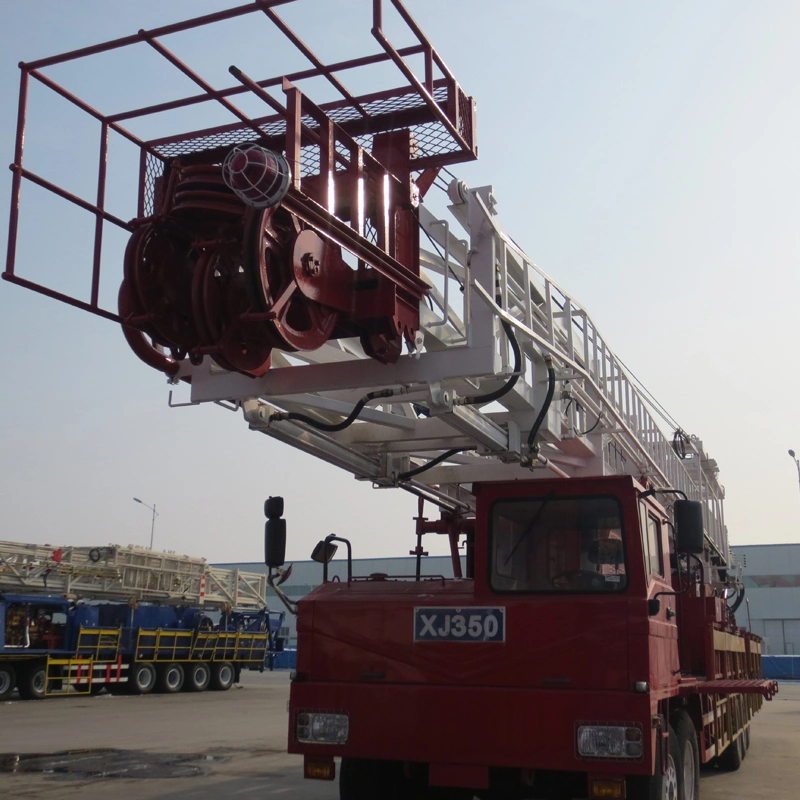 Opération de réparation de puits de forage d'huile avec un camion de plate-forme de travail sur le terrain / Plate-forme de forage d'huile