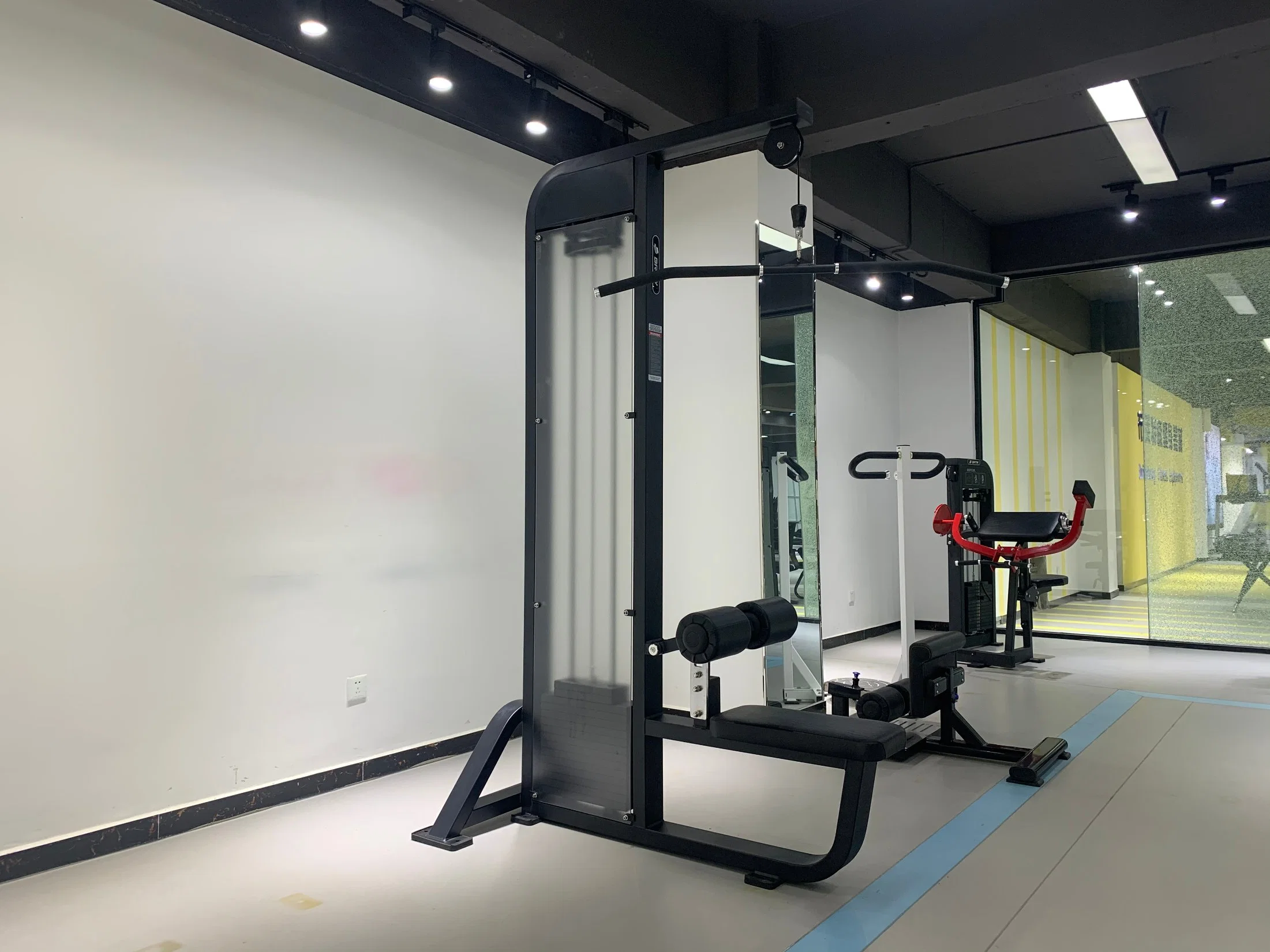 Equipamento esportivo comercial carregado por pino para extensão de tríceps sentado funcional de fitness indoor.