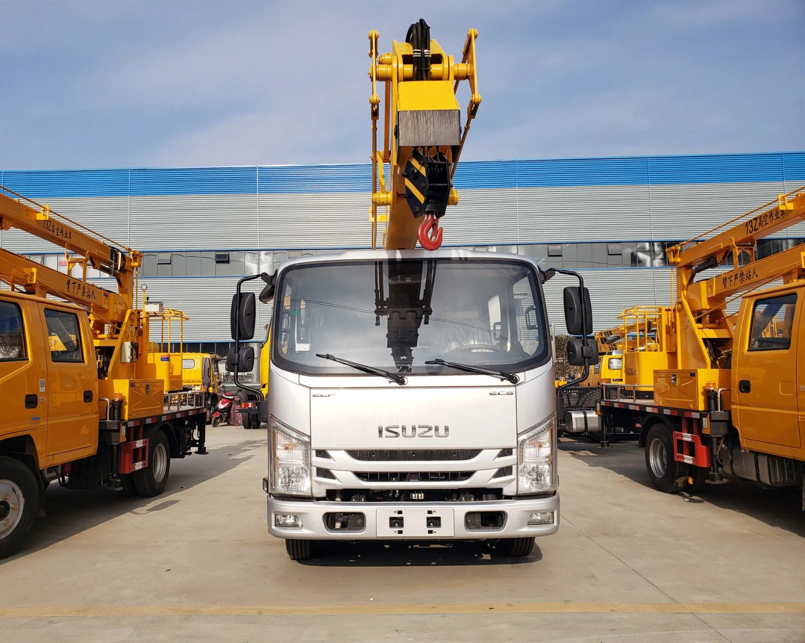 Isuzu Glf N Series 130HP pour 205Moteur HP 12m à 22m de la plate-forme de travail aérien vers le haut le chariot avec le godet pour l'entretien Villes avec système électronique