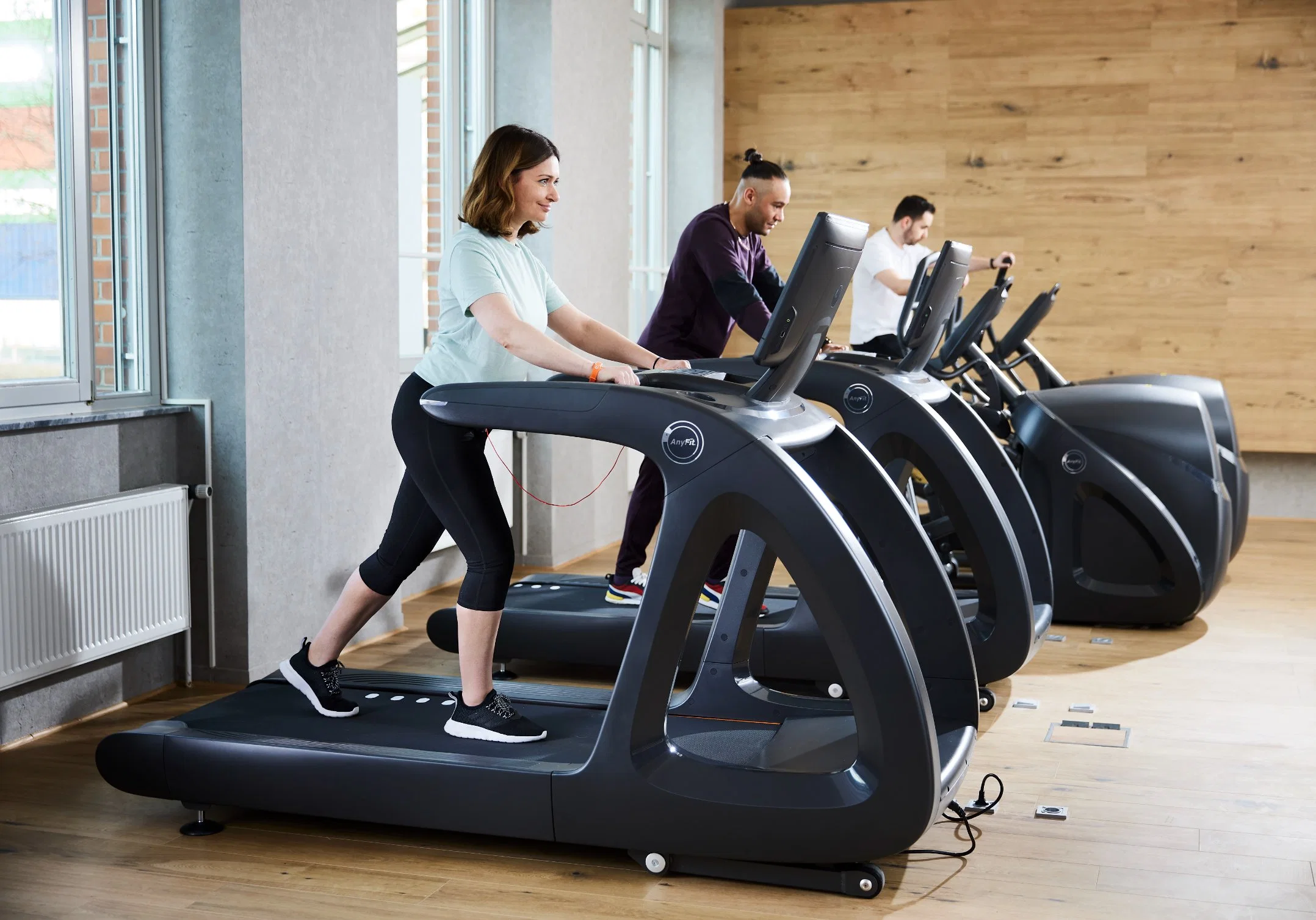 Fabricant chinois avec CE/En957/TUV/SGS/OHSAS/Imps 21.5 pouces Écran tactile Gym Équipement de fitness de qualité commerciale Tapis de course pour le sport