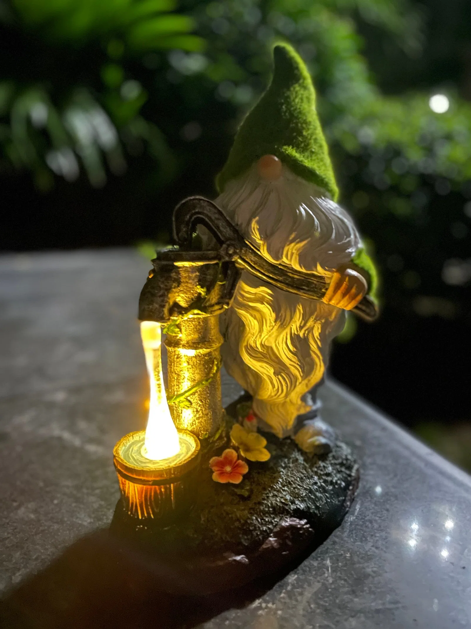 New Style Outdoor Solar Lamp Garden Resin Ornaments Dwarf Water Pressure Resin Crafts LED Resin Gnome Statue