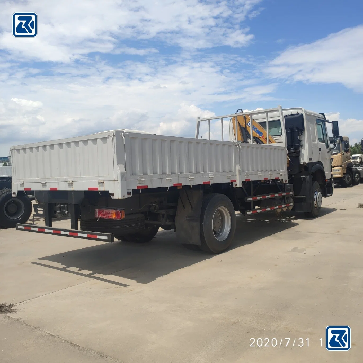 Sinotruck HOWO Grue Équipement avec une flèche hydraulique 4X2 Camion-grue monté à l'arrière neuf ou d'occasion, petit/grand pour 5 tonnes.