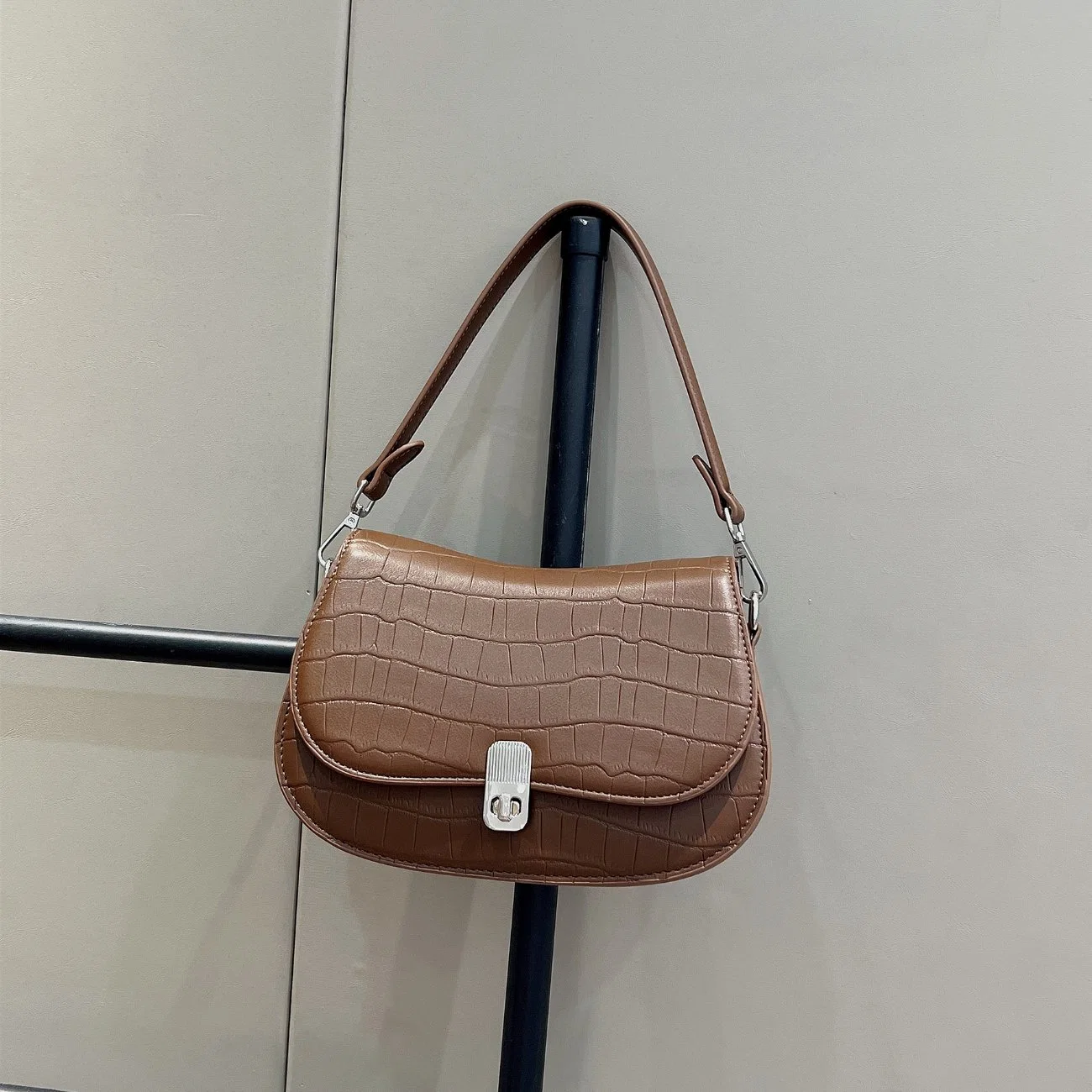 Prix d'usine en gros Logo personnalisé Mode classique Sac à bandoulière en cuir PU Sac à main Sac à main pour femmes