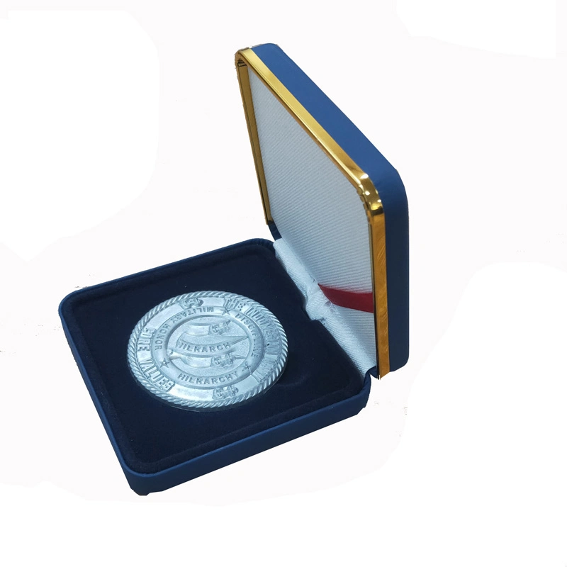Boîte-cadeau personnalisée en cuir bleu foncé de luxe pour médaille ou pièce avec bordure dorée.