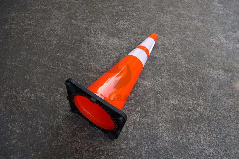 Fabrication professionnelle de cônes de signalisation en PVC réfléchissant bon marché de 900 mm.