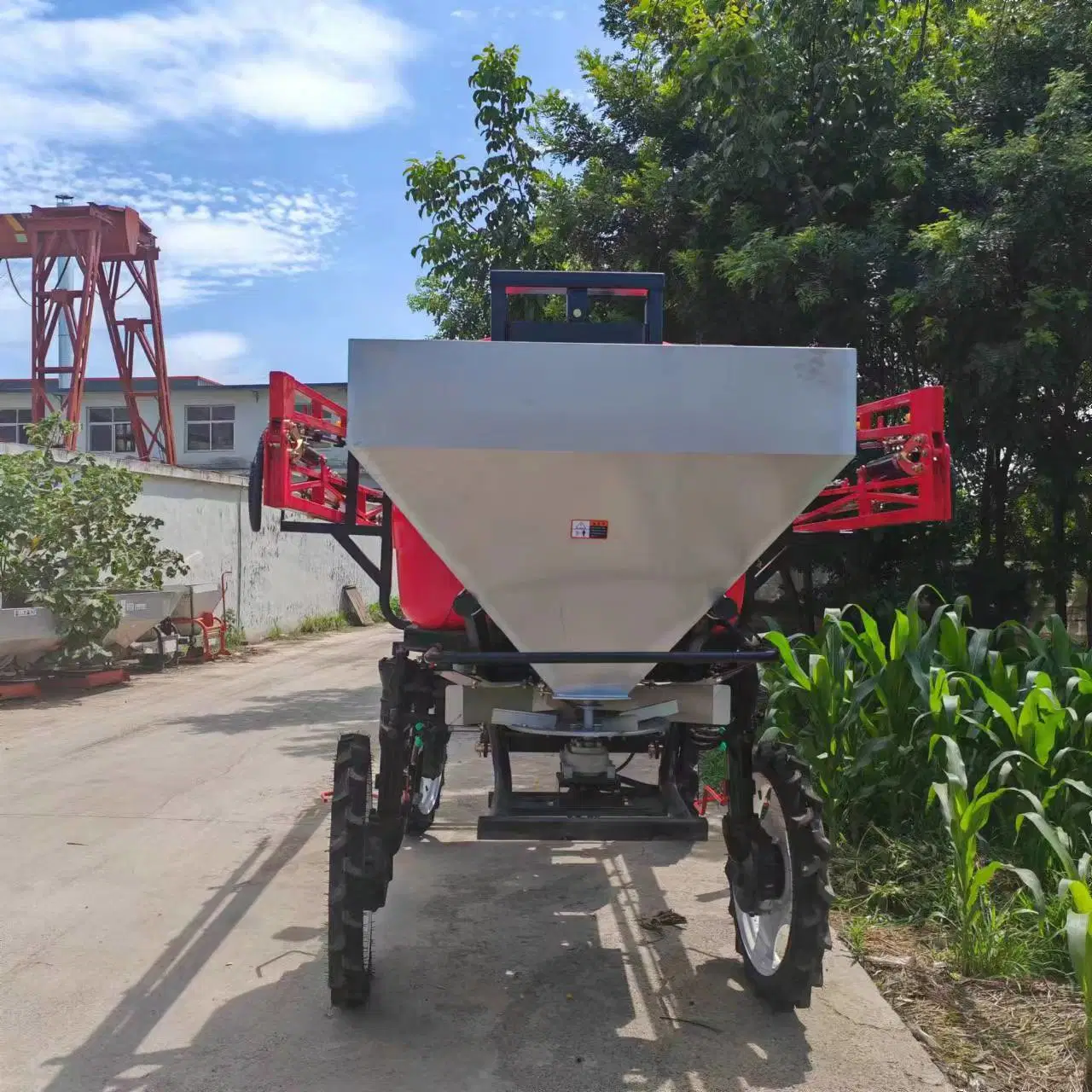 Machine de pulvérisation de pesticides pour le coton.