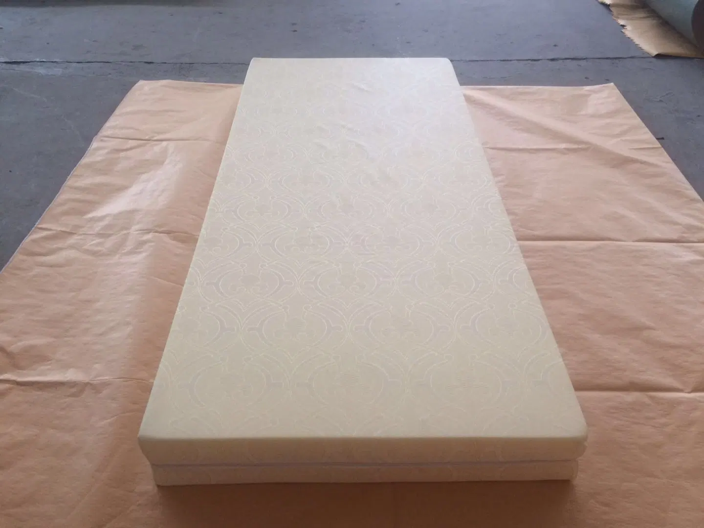 Prix bon marché haute densité matelas en mousse PU comprimer Rouleau vide