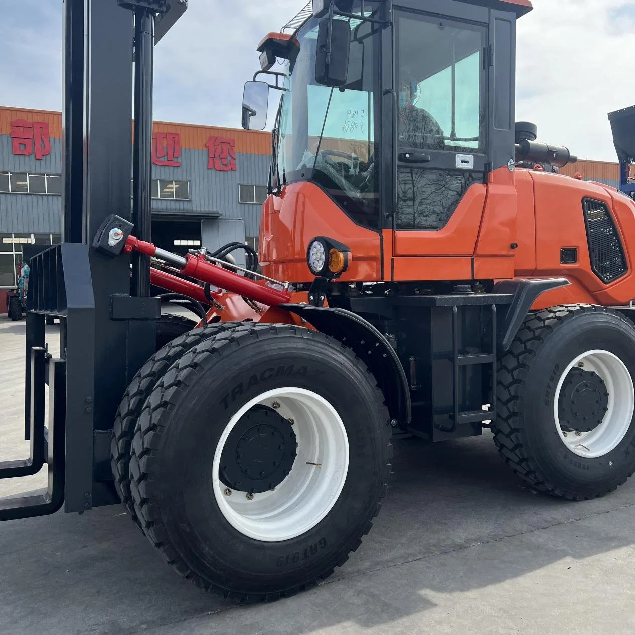 7 Tons Wheeled Lifting and Handling Forklift Loader