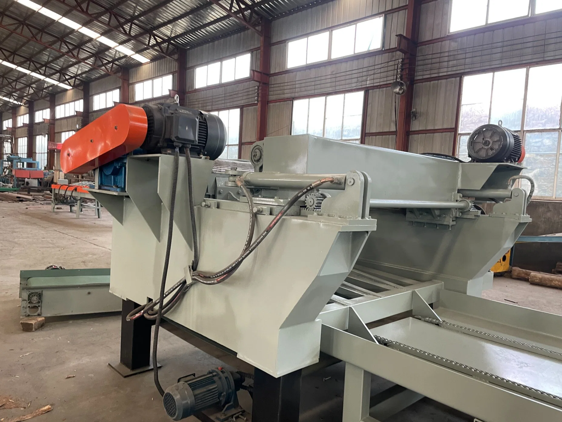 Hot Selling Heavy Duty Wood Log Debarking Machine Lathe 4FT Debarker 8FT Debarker Wood Skin Removing Machine Log Debarker with Crushing