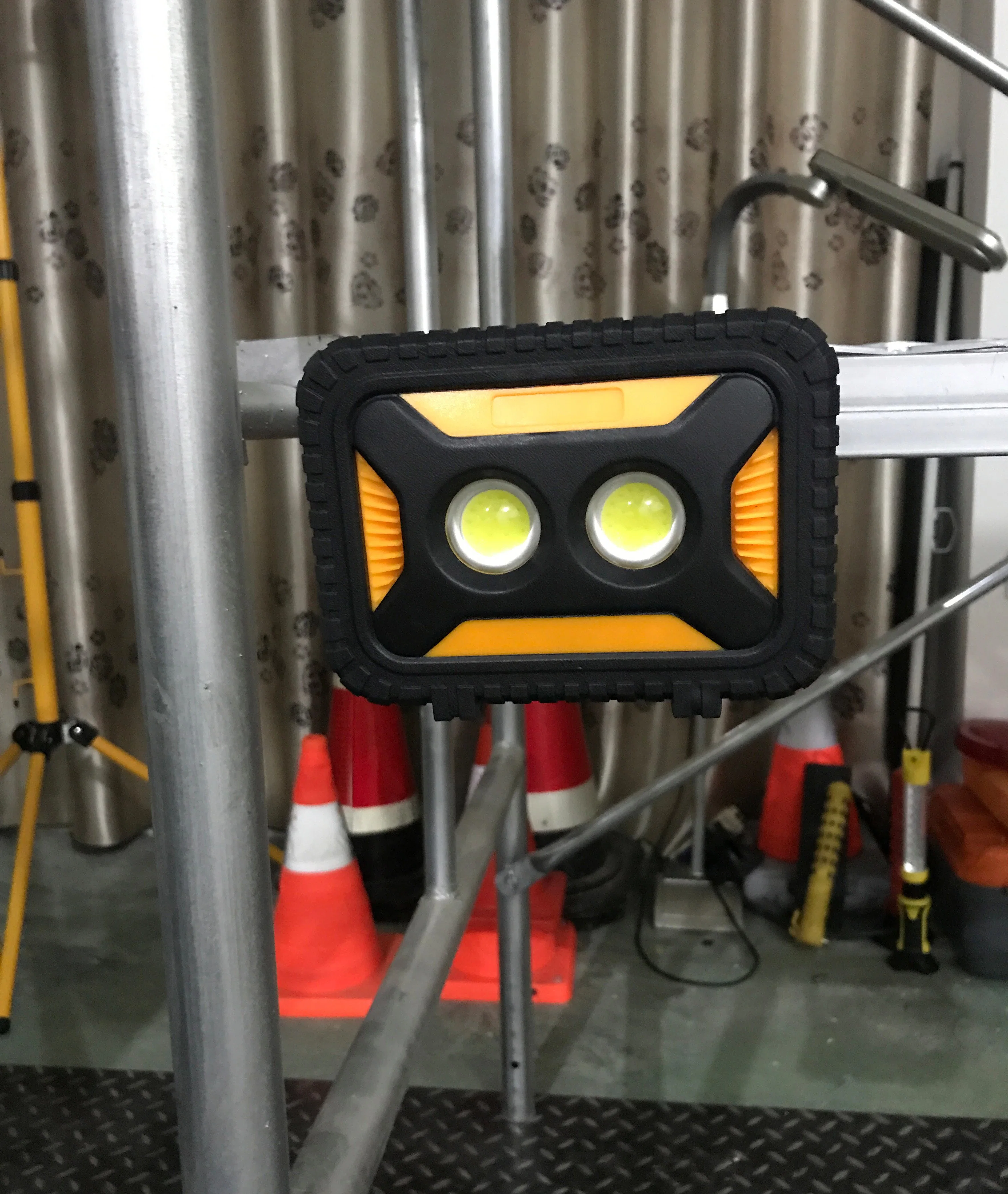 Camping al por mayor Inspección de emergencia de coches Iluminación puntual Mango giratorio multifunción Luz de trabajo LED COB dual de 6W 500 lúmenes alimentada por batería Luz de trabajo automática