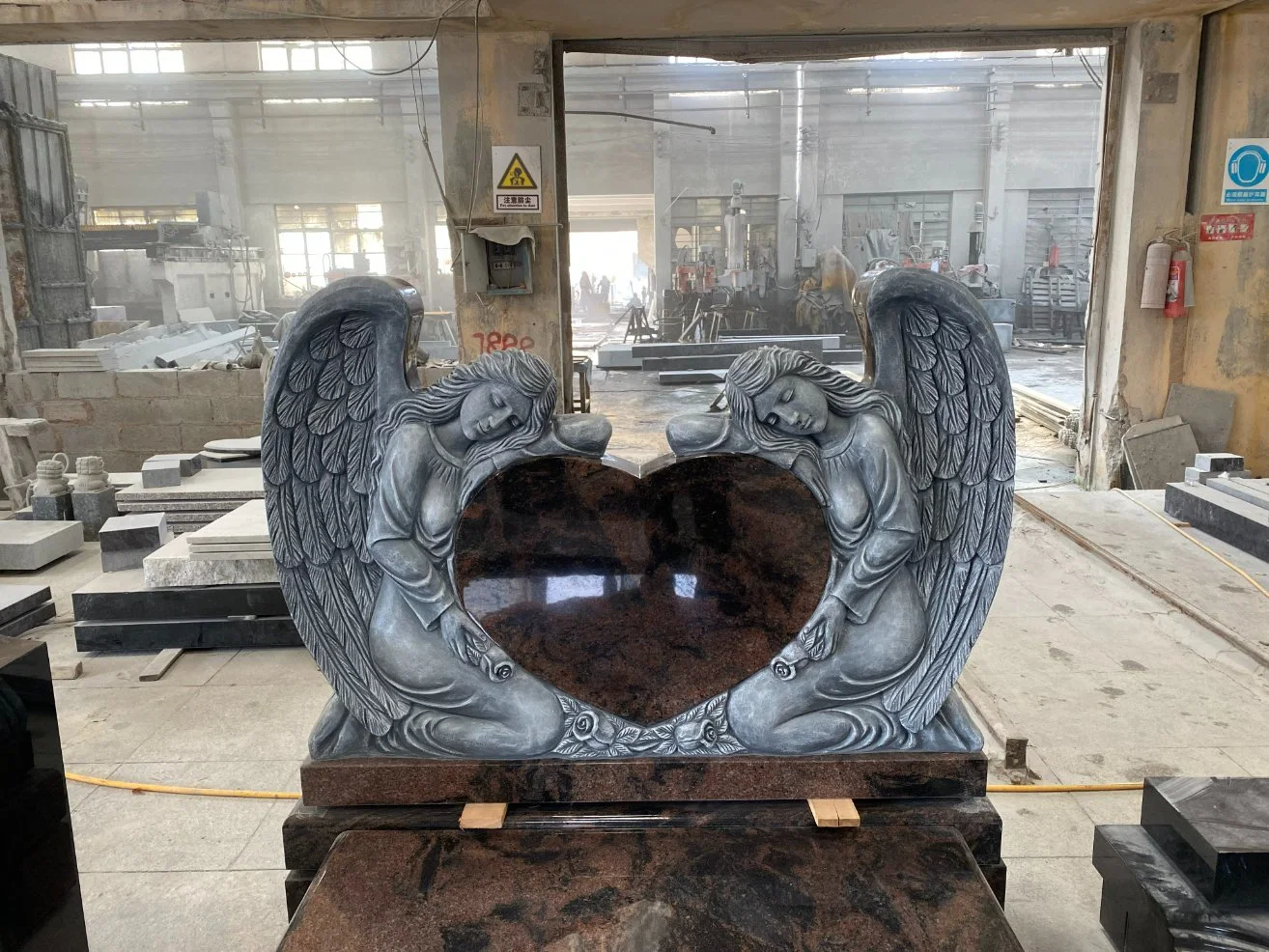 European Tombstone Aurora Granite with Angel Carving Monument Factory Price