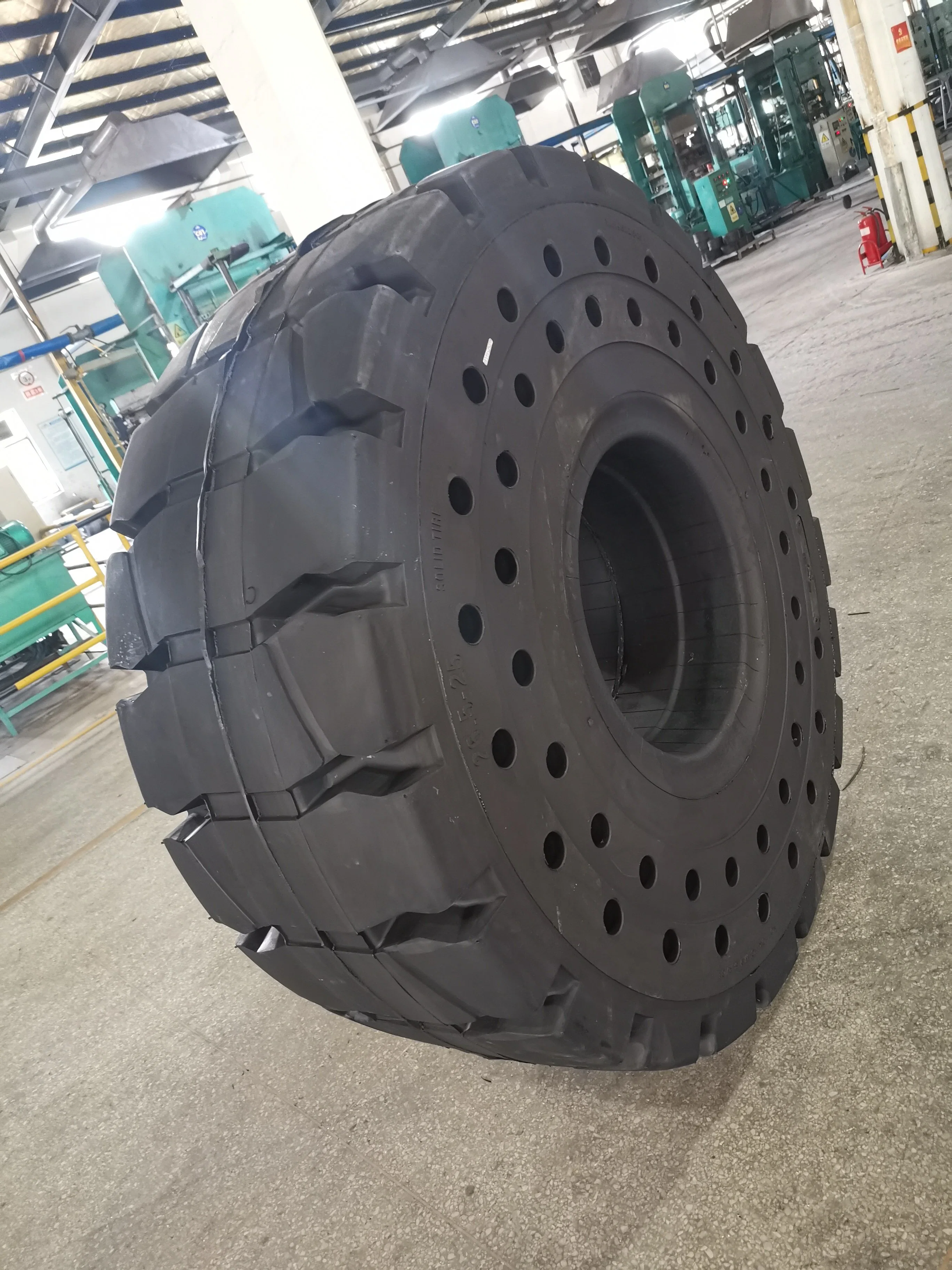 Hohe Belastbarkeit OTR Reifen Gummi Solid Reifen Industriereifen Off-the-Road-Reifen (26.5-25 26.5X25)