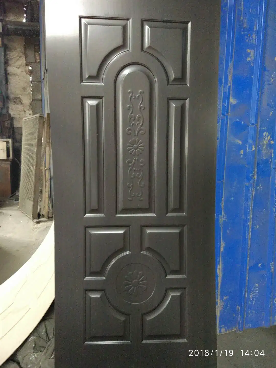 Peles de porta de diferentes estilos e cores são usadas para decoração porta de madeira