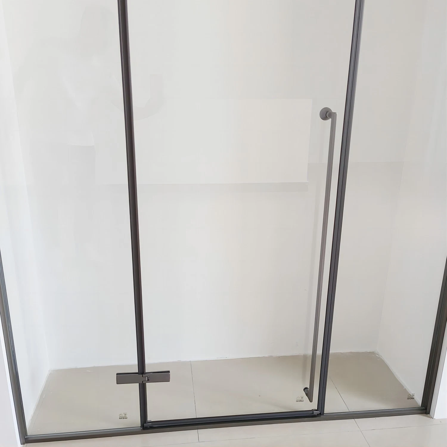 Porta de vidro temperado articulada com moldura de 8 mm para o banheiro do chuveiro com estilo de moda.
