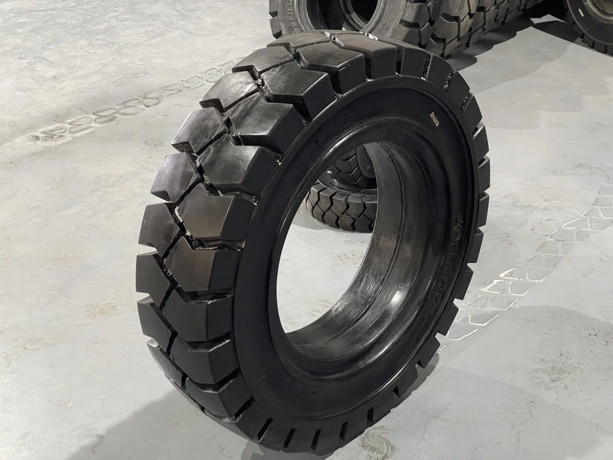 Pneumatic Forklift Tyres/Tires Rim Wheel Assembly 650-10