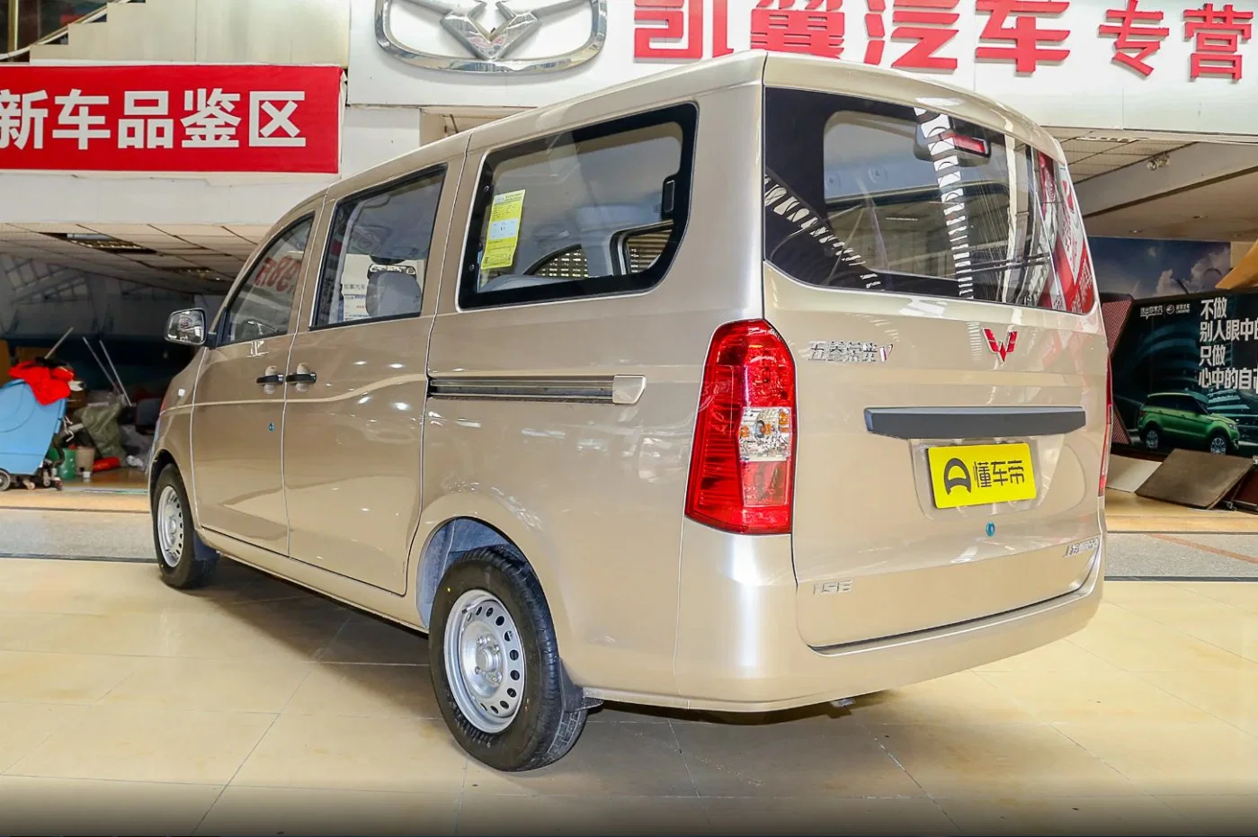 China Domestic Automobile Wuling Rongguang V-2020 1,5L práctico Nacional VI Lar Bus híbrido eléctrico coche nuevo