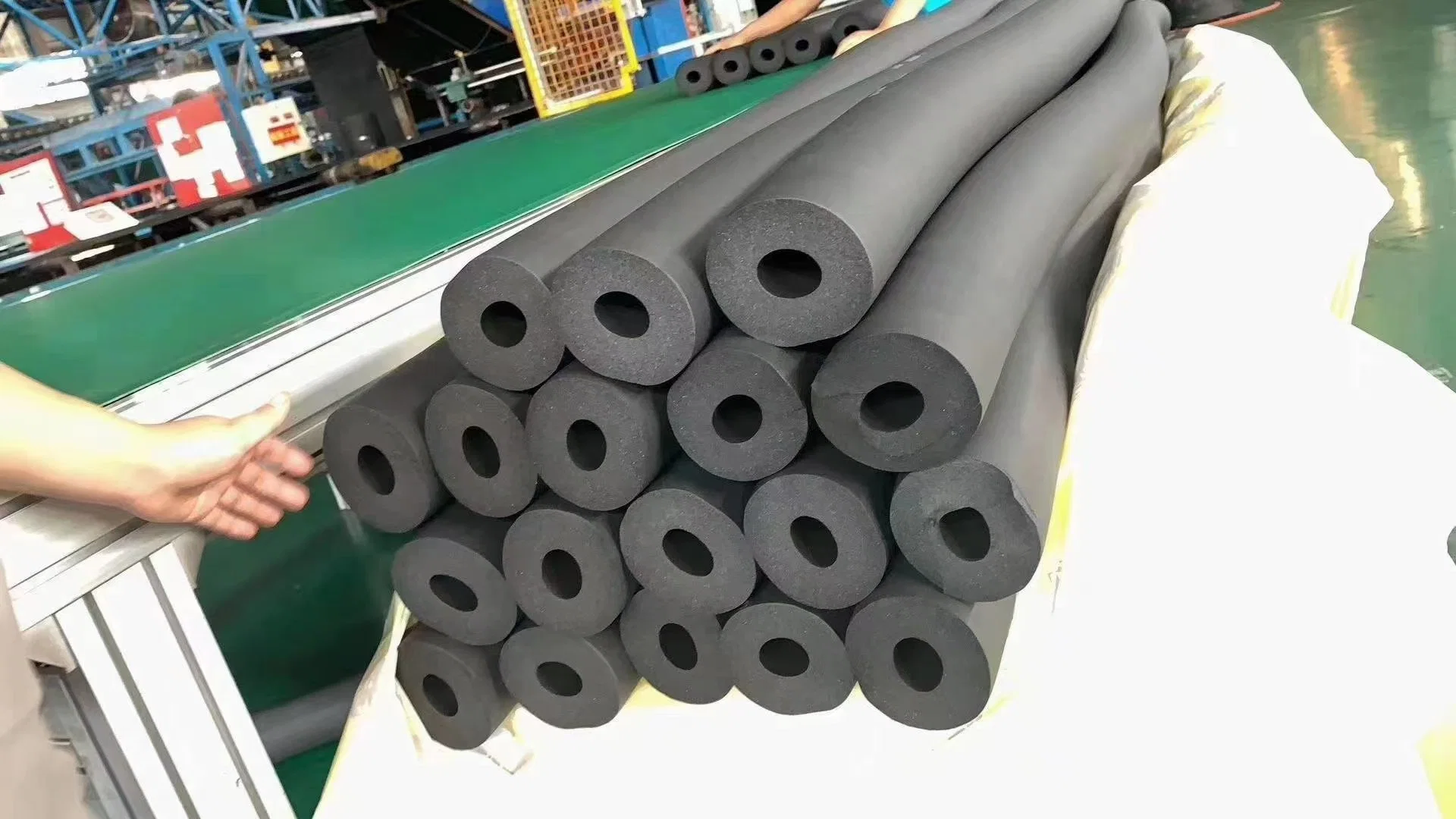 High quality/High cost performance Foam Rubber Pipe Heat Insulation Tube with Aluminium Foil