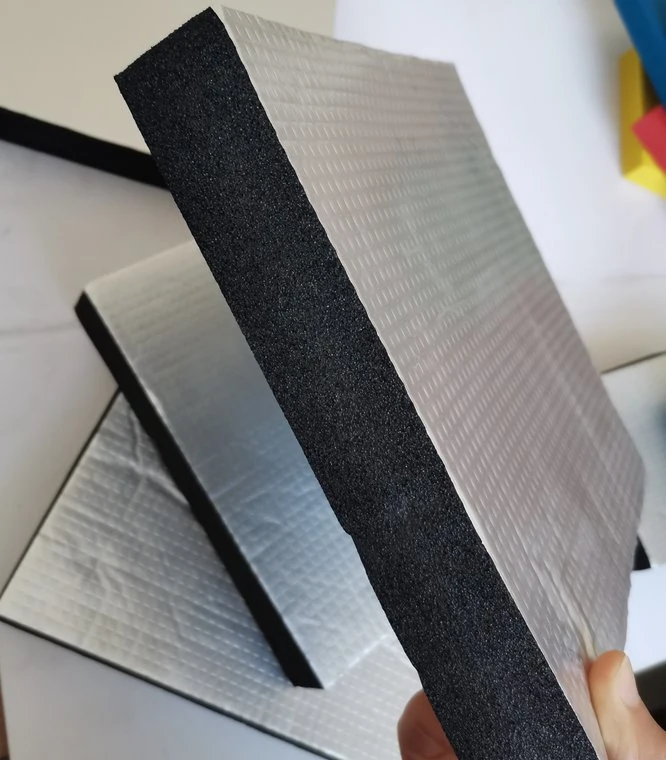 Manta de espuma de caucho negro laminada con lámina de aluminio