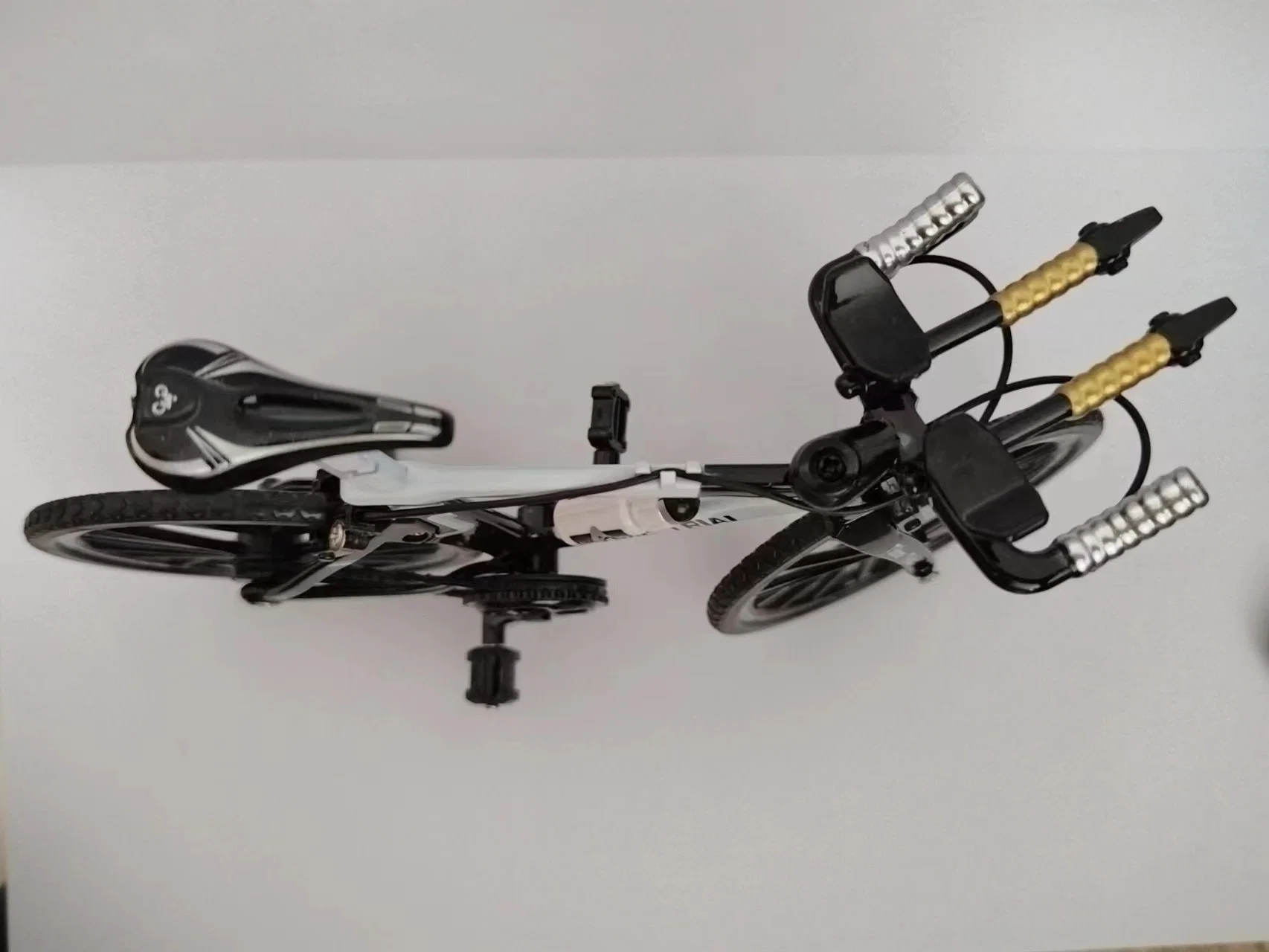 New Arrivalwhite Bicycle Model Can Move Toy for Children