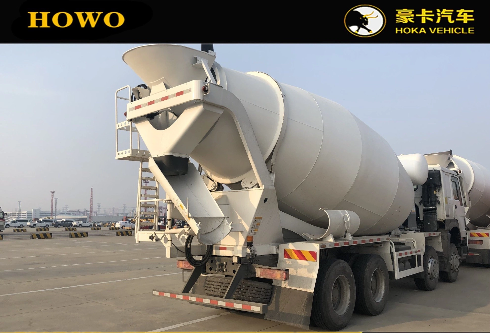 Sinotruk HOWO 8X4 371HP 14cbm Concrete Mixer Truck Zz1317n3261W