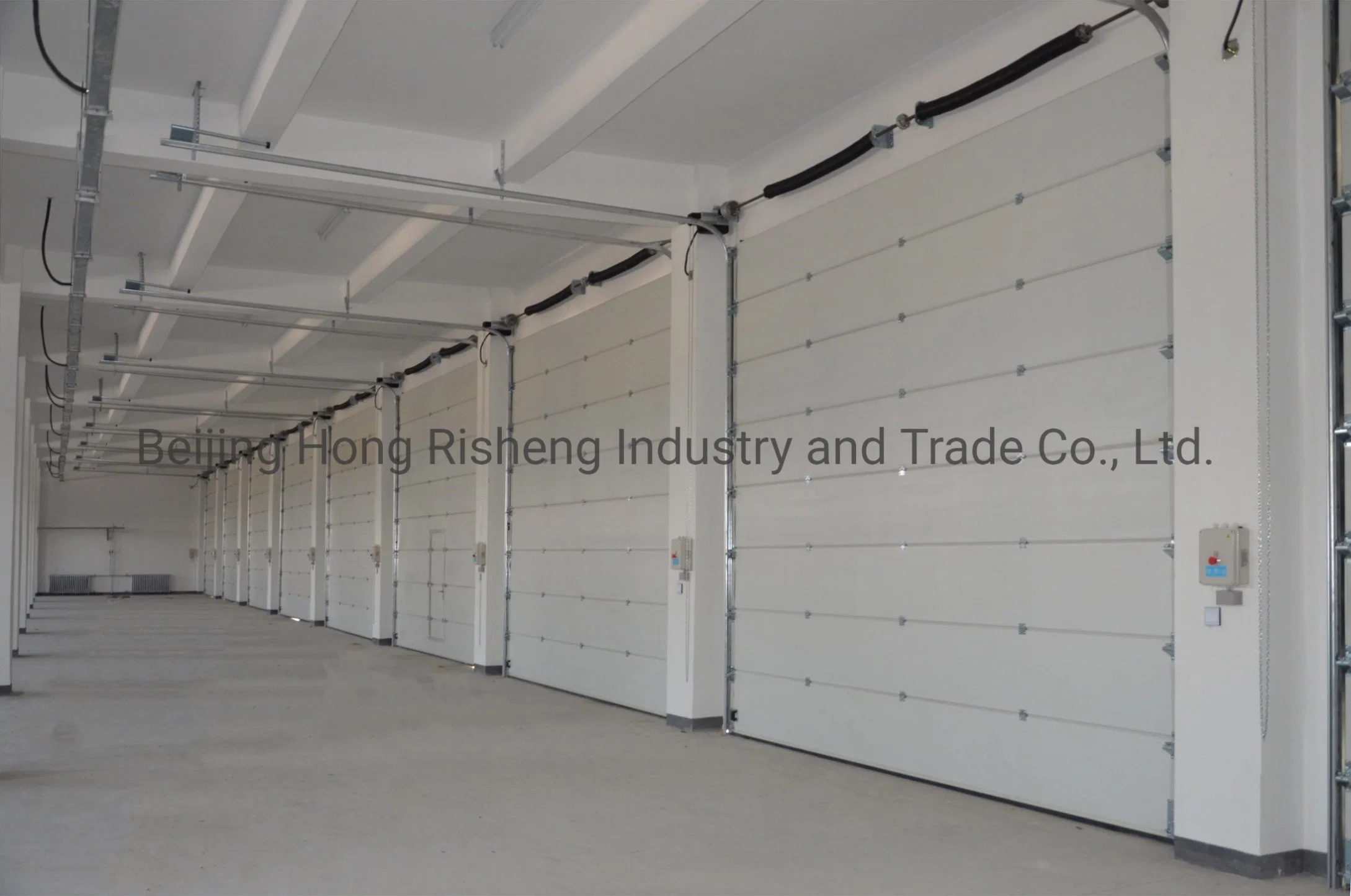 Sobrecarga de comercial de puertas de garaje con una buena calidad instalado en el Taller de almacén
