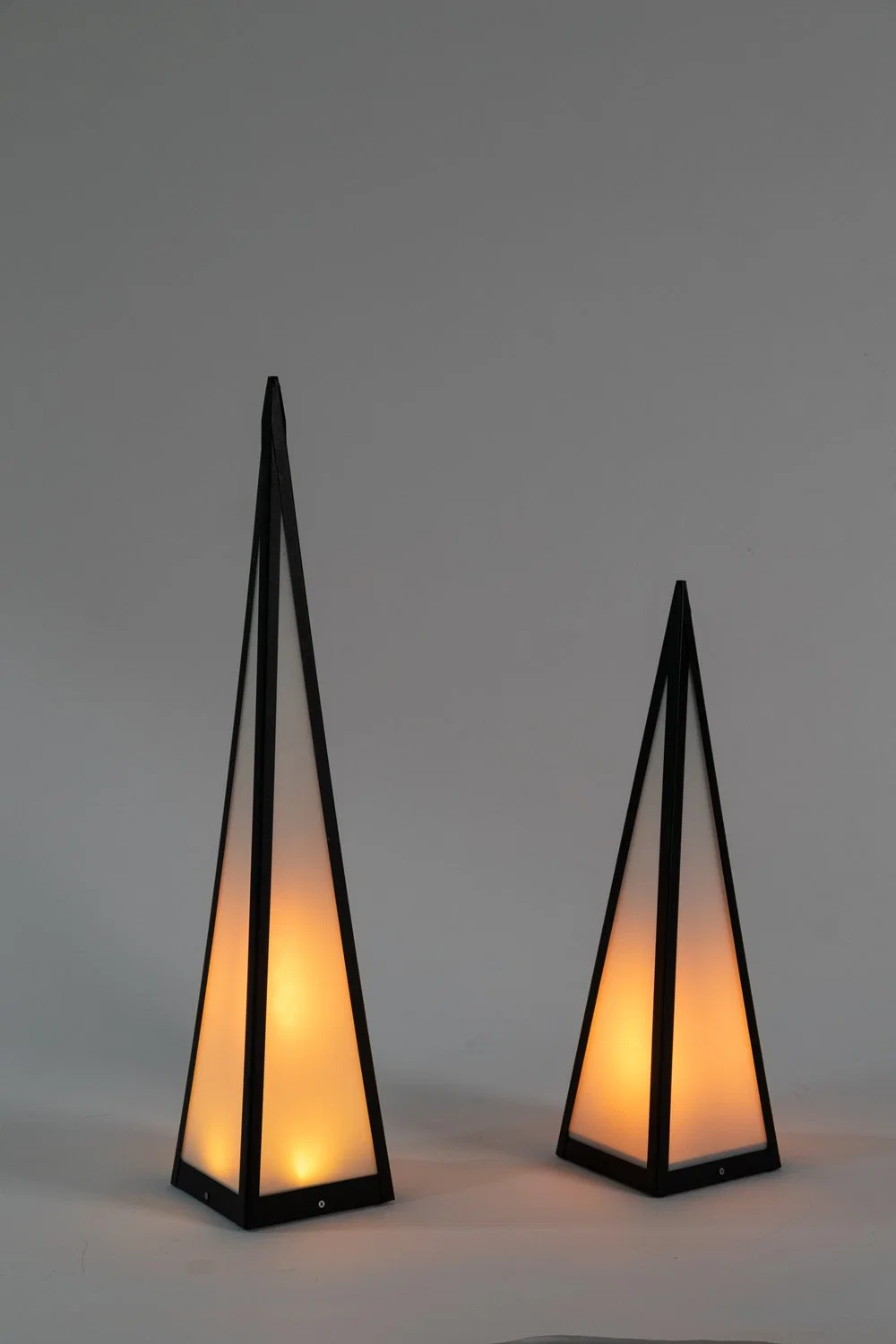 Lumière décorative en forme de pyramide avec effet de flamme à LED (intérieur/extérieur)