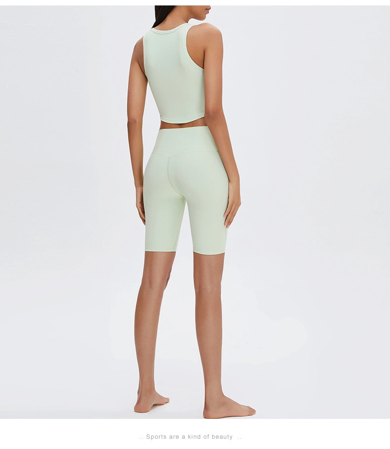 Ensemble de yoga pour femmes comprenant un débardeur à ourlet arrondi et un short de levage de hanches, vêtements de sport.