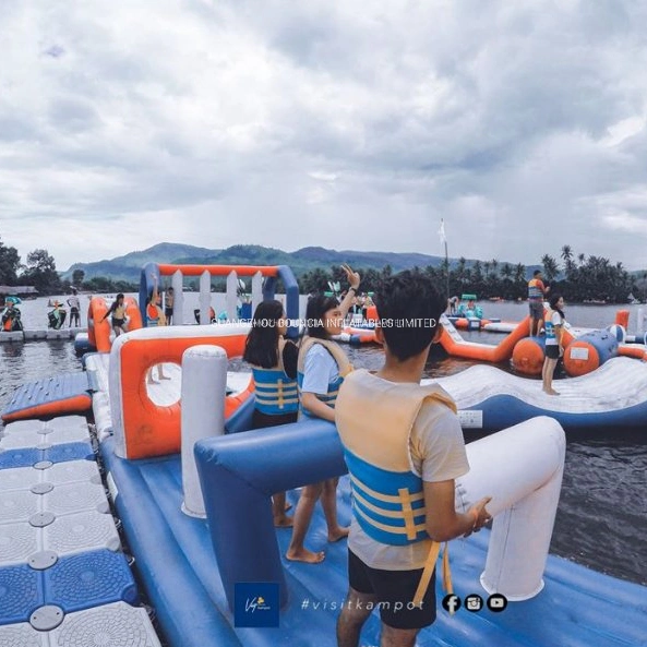 O Parque Aquático inflável brinquedos para uso comercial 6 M obstáculos Parque Flutuante de Verão