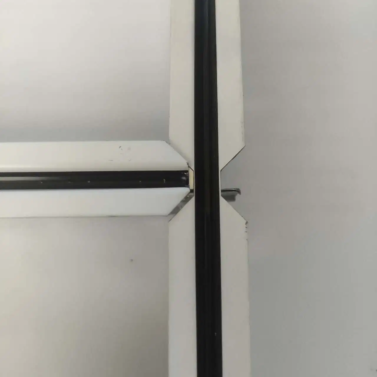 Narrow Side Black Line Grooves Metal Frame Ceiling T Grid