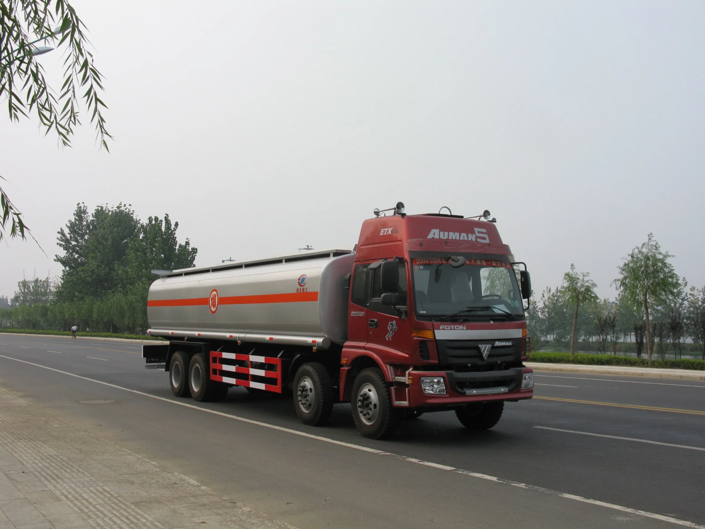 Foton Auman 8X4 camión de combustible de 30 toneladas 30000L tanque de aceite Transporte transporte transporte camiones de gasolina con dispensador