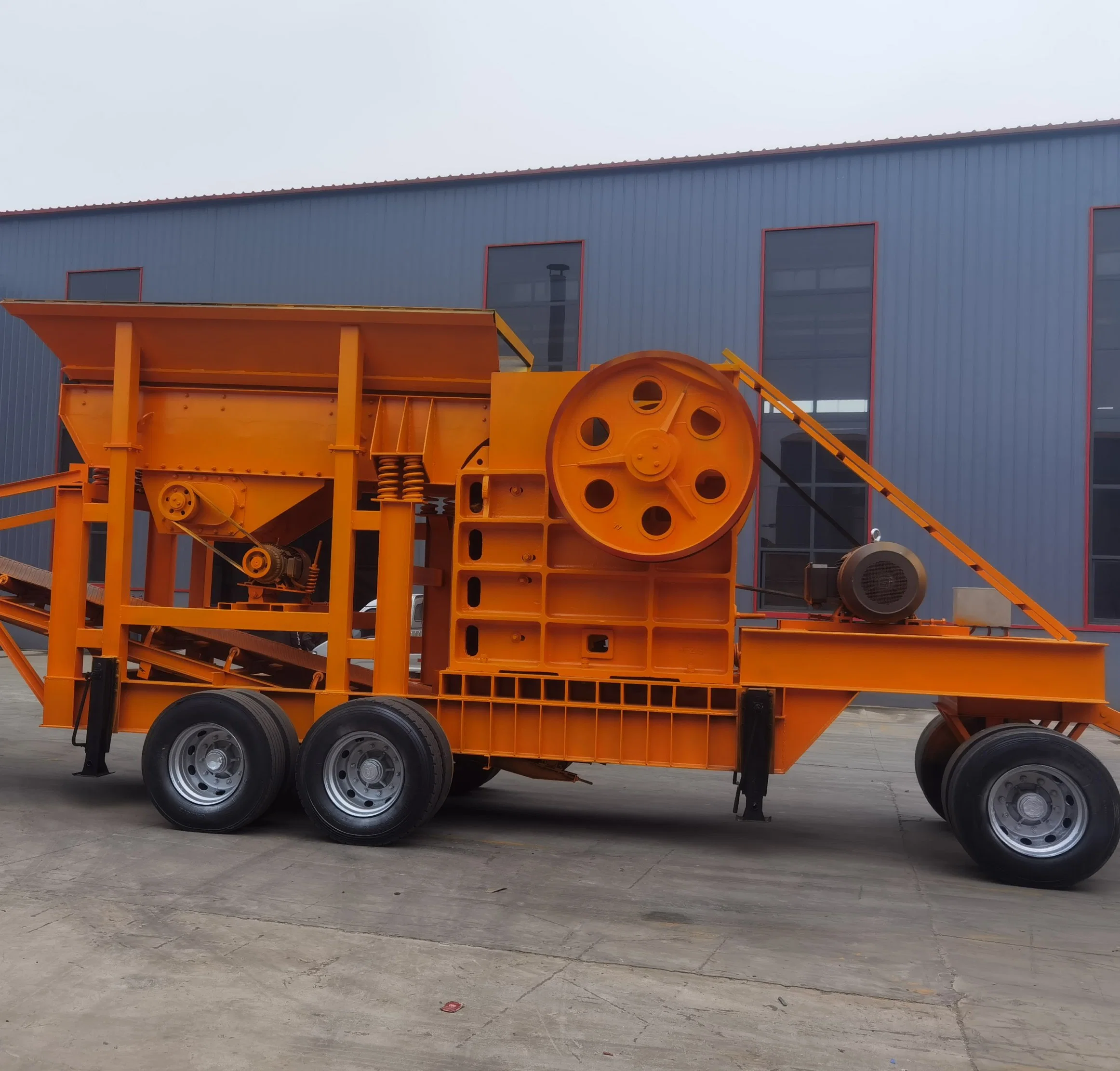 China New Design Wheel Mobile Crushing Station Mobile Impact Stone Crusher with Vibrating Screen