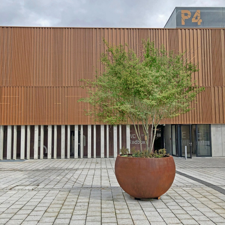 Pots de fleurs en acier corten décoratif pour l'extérieur.