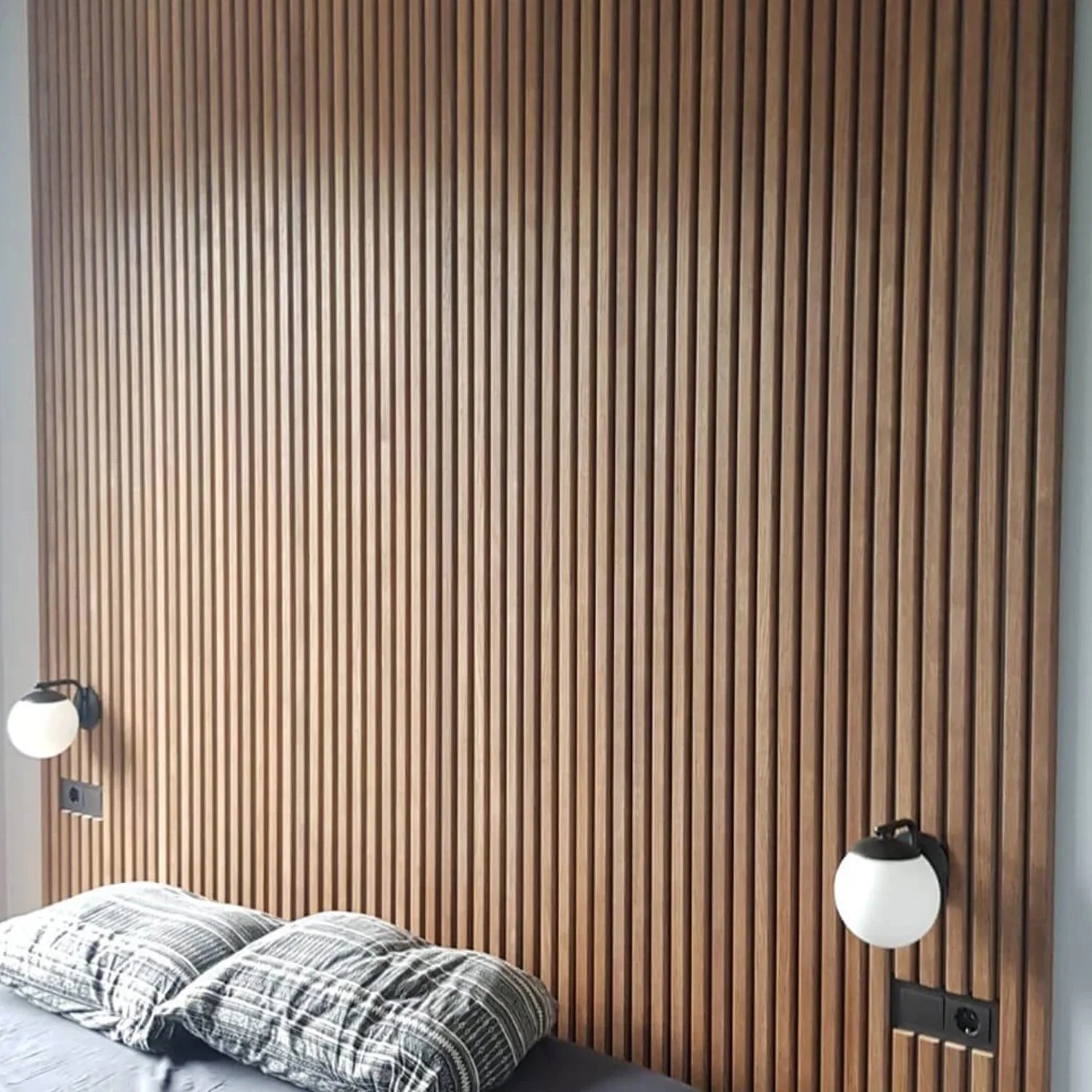 Latte de bois de placage de bois de haute qualité avec la résistance au feu en fibre de polyester mur intérieur du Conseil acoustique insonorisées