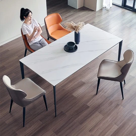 Table à manger en bois carré en pierre frittée de l'hôtel