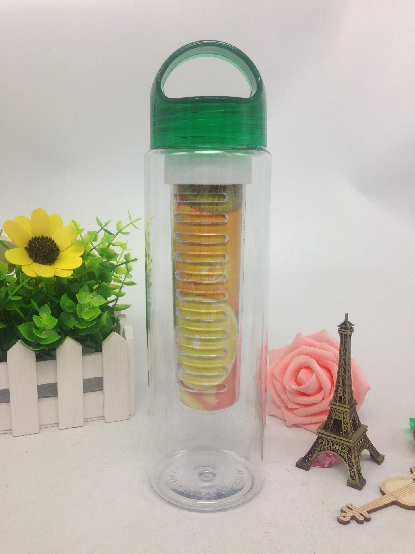 Promotional 700ml BPA Free Insulated Drinking Bottle Wholesale Tritan Sport Plastic Water Bottle with Straw and Infuser