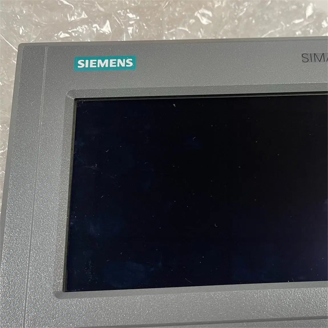 لوحة الراحة الخارجية الجديدة Simatic HMI Tp700 Comfort 6AV2124-0gc13-0ax0 شاشة TFT عريضة تعمل باللمس مقاس 7 بوصات