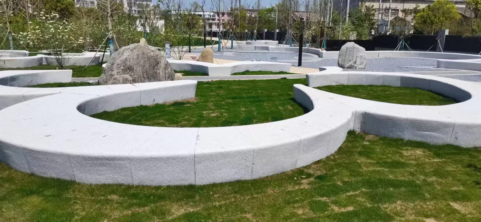 Natursteine können verwendet werden, um Geländer, Flughafen-Subway-Bodenfliesen, quadratische Bodenfliesen Jilin Granit zu machen