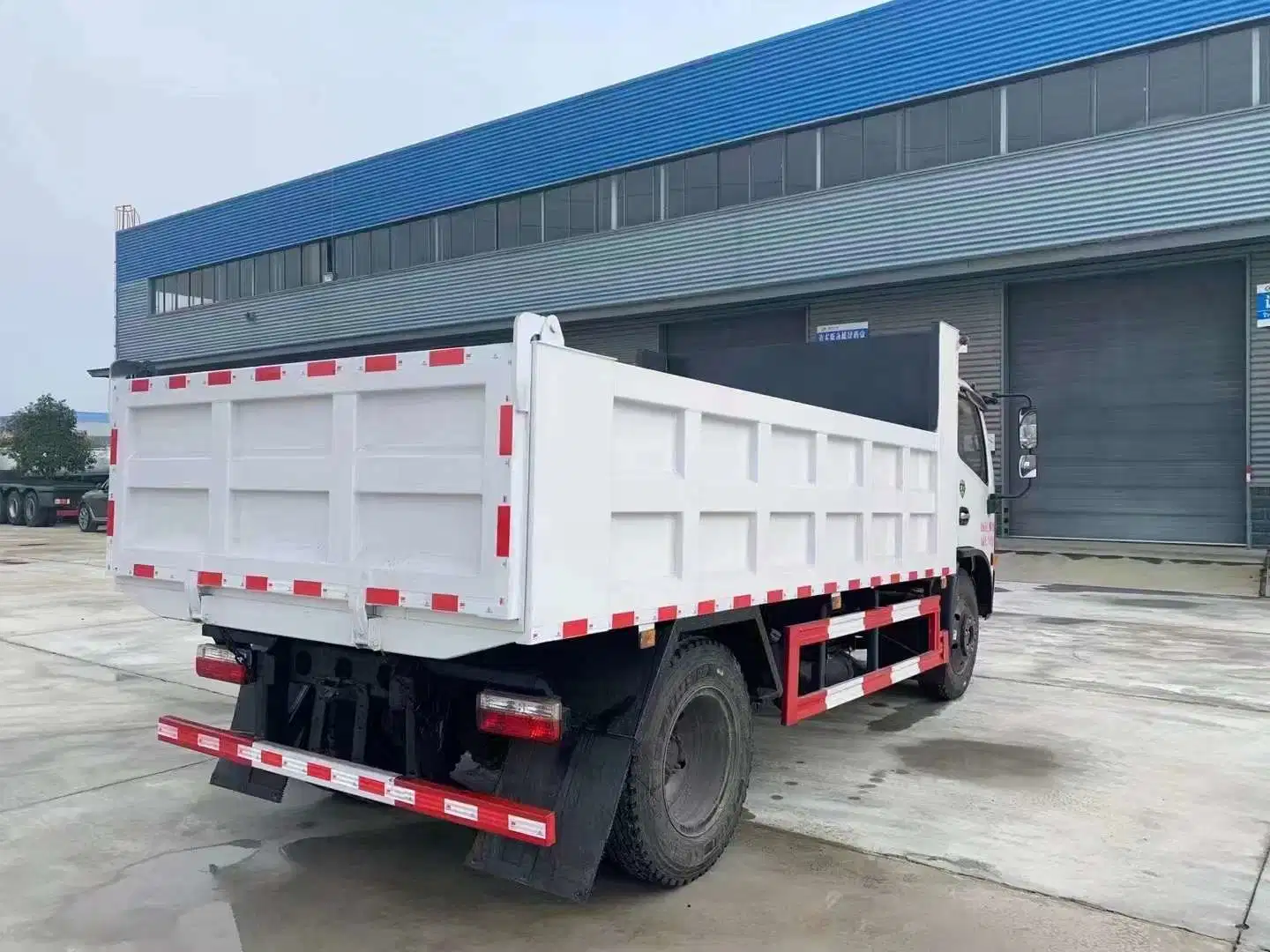 شاحنات الخدمة الشاقة New Sino Sinotruk HOWO Beben Dongfeng Shacman شاحنة تفريغ القلب ذات الدفع الخانقة 4X2 6X4 8X4