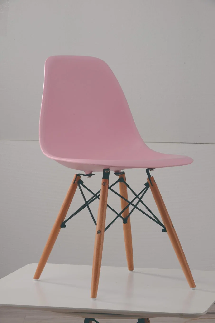 Modern Design Plastic Seat Durable Metal Base Dining Chair