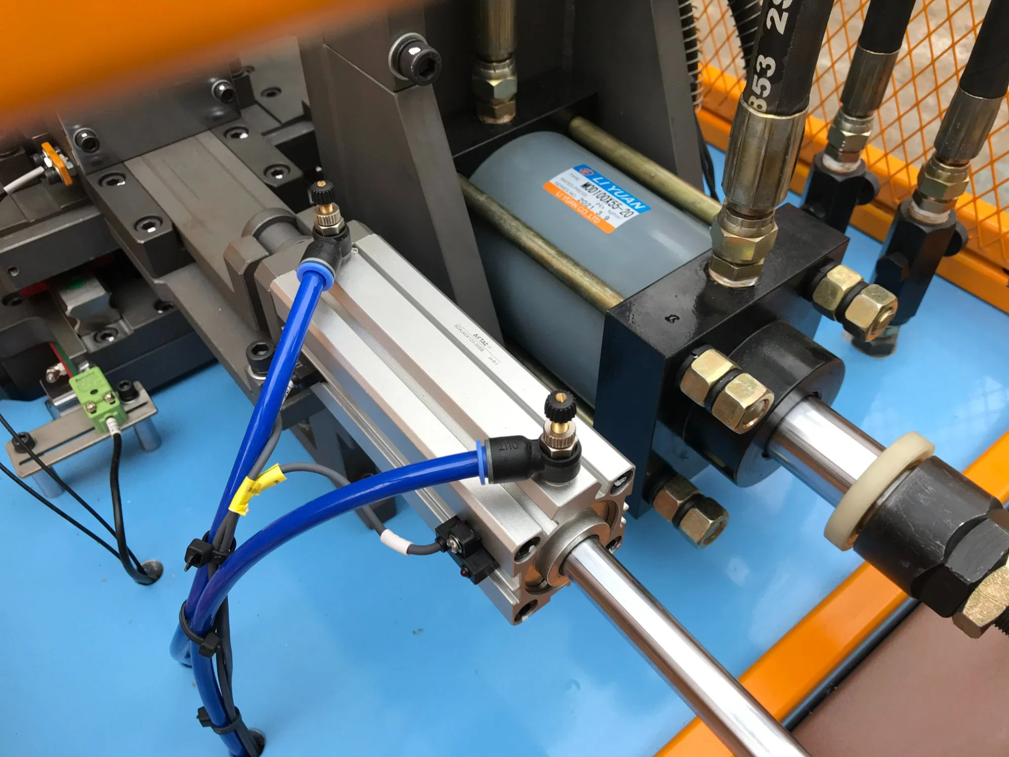 Automatic Copper Pipe Small U Return Bending Machine Tube Benderused for Opening, Straightening, Sawing, and Bending, It Works with Full Automatic Mode